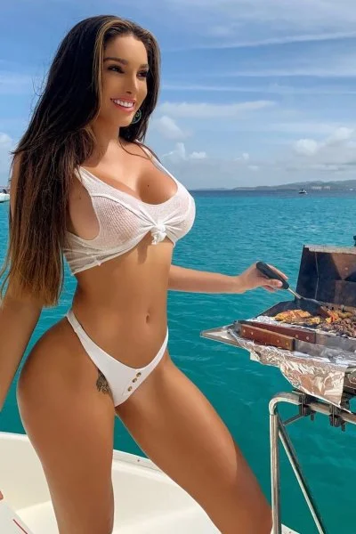 Lyna-Perez_2x3_280619_01-1.webp