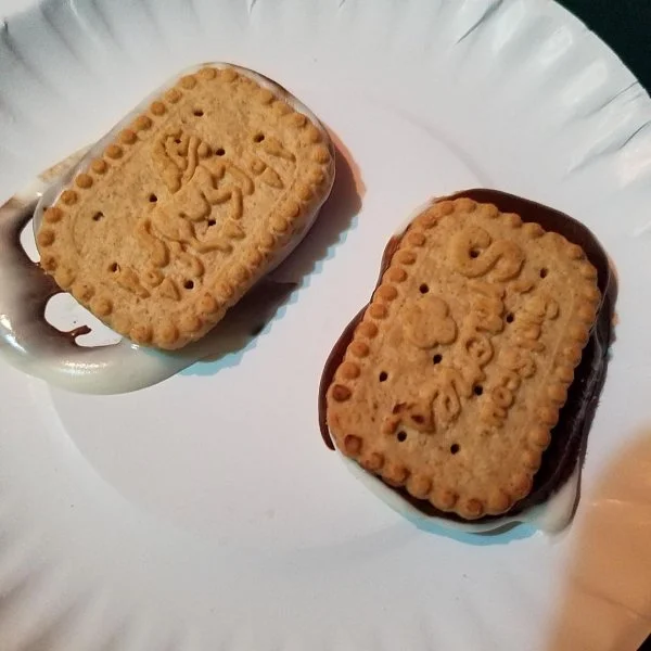 3923