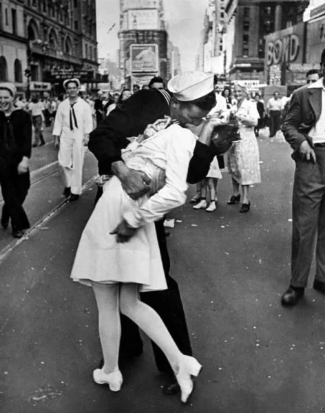 time-com-kissing-sailor-powerful-images.webp